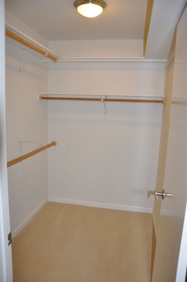 Building Photo - Gorgeous 2/2 near Hwy 101 & Fair Oaks with AC and Garage, 2 miles to Downtown Sunnyvale