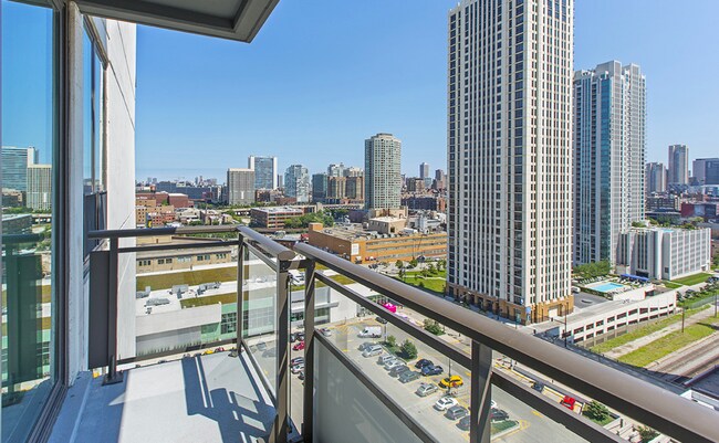 Building Photo - 702 W Fulton Market