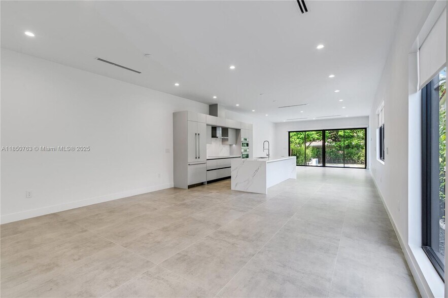 Building Photo - 2840 SW 32nd Ct