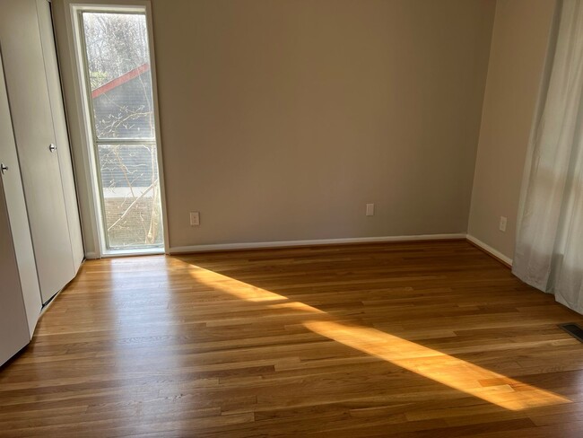 Building Photo - Spacious Home Close to Everything!