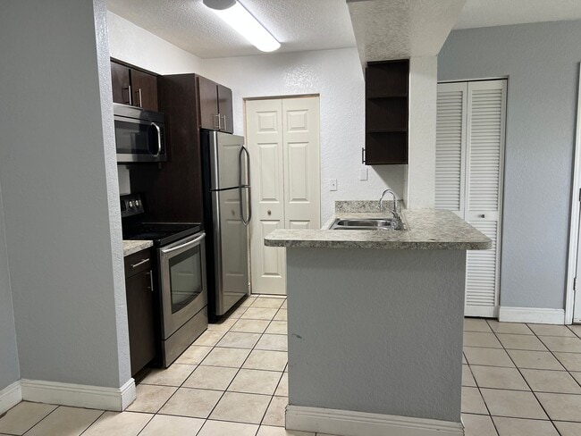 Building Photo - Pompano 2 Bedroom in Pretty Gated Community