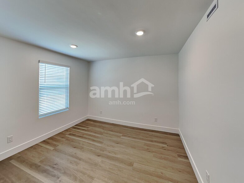 Building Photo - 9604 Harkes Dr