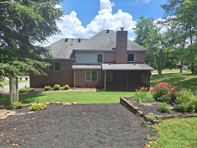 Building Photo - 4bd/3 bath located in desirable neighbor in Fox Den Subdivision in West Knoxville