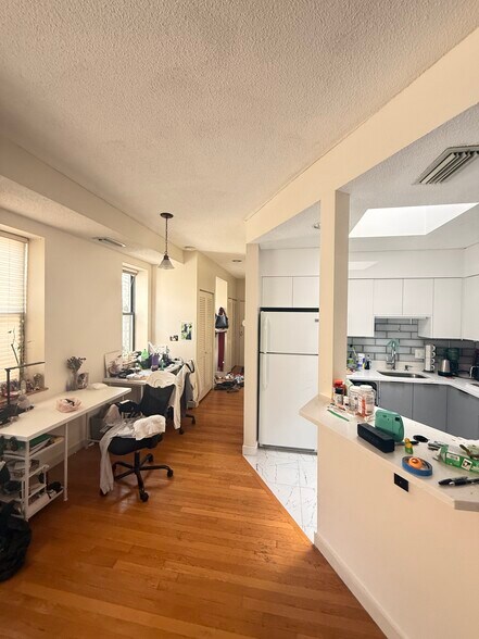 Primary Photo - 73 Gainsborough St