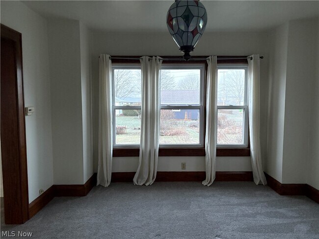 Building Photo - 315 E 10th St