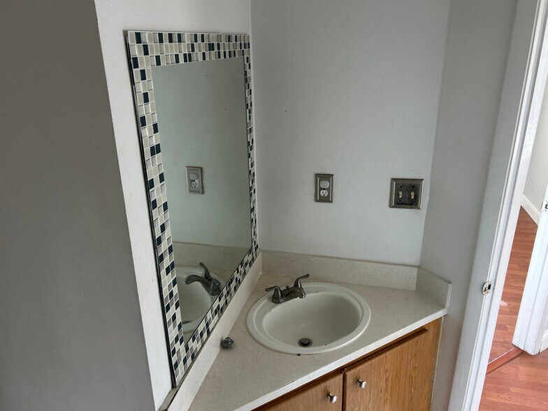 Building Photo - 2550 SW 18th Terrace