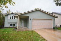 Building Photo - Great 4br home with large fenced yard in q...