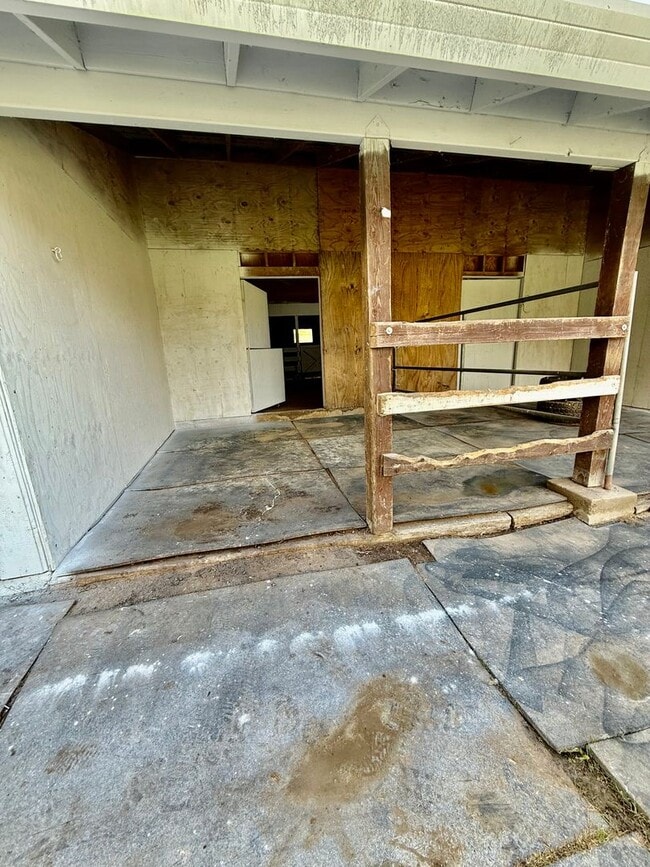 Building Photo - Unique Horse property with 2 units