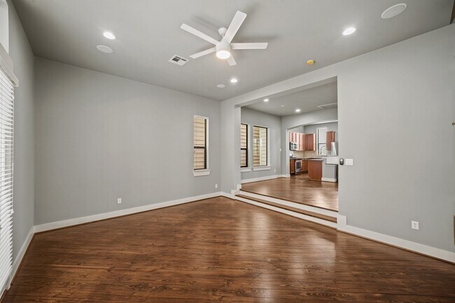 Building Photo - 1813 Dart St