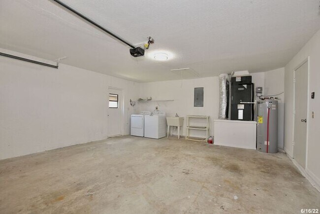 Building Photo - Cozy 3/2 Split Floorplan Home with a Spaci...