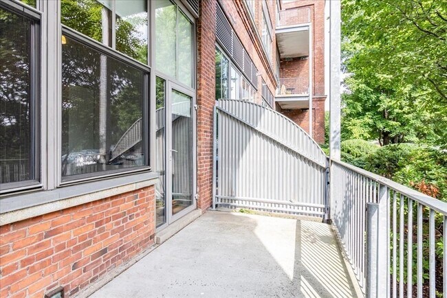 Building Photo - 156 Porter St