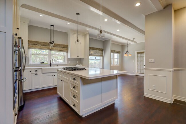 Building Photo - Gorgeous Home in Old Towne Orange