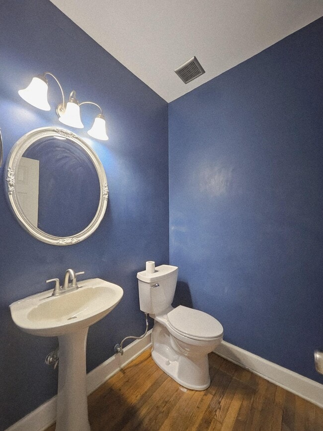 Building Photo - 208 E Bend Ct