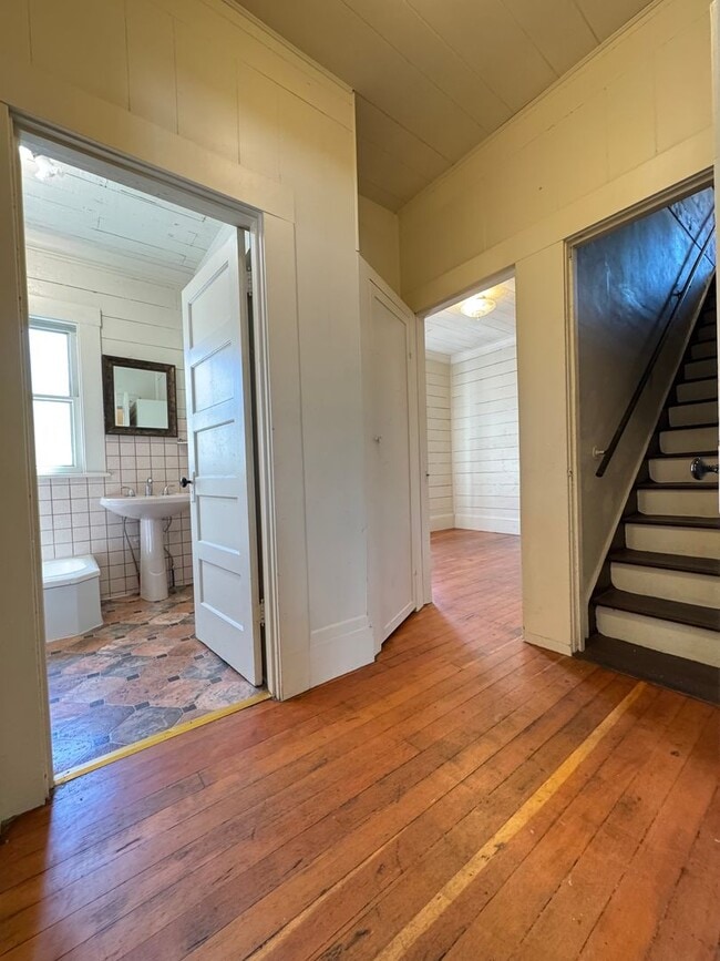 Building Photo - 2 Story home close to downtown