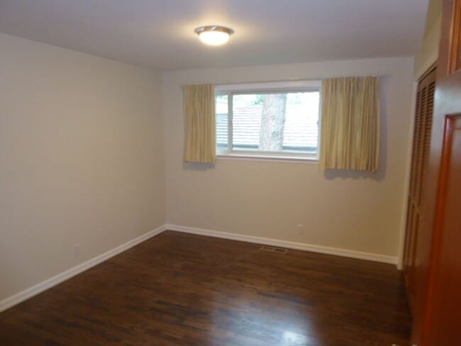 Building Photo - Charming 4 Bed 2.5 Bath + Den Rambler in S...