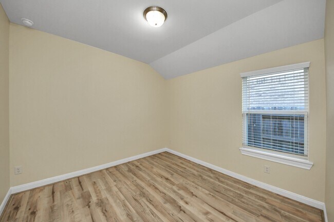 Building Photo - 24654 Greenwood Bay Dr