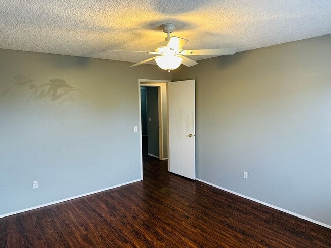 Building Photo - Charming Condo Conveniently Located