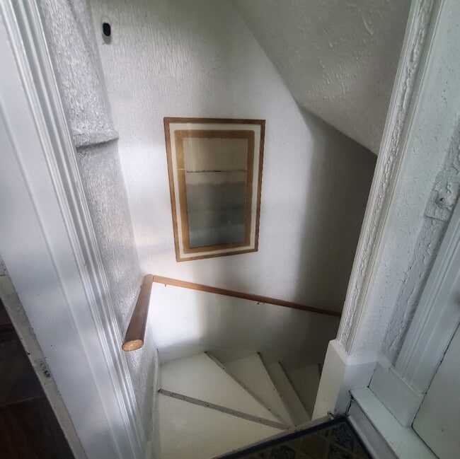 Building Photo - 2451 Maplewood Ave