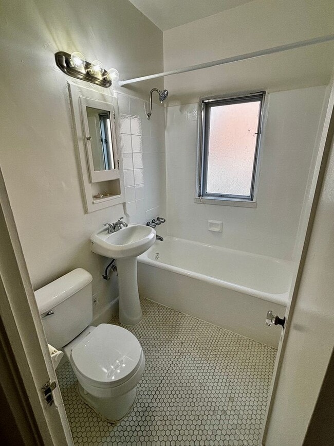 Building Photo - Large Private 1 Bed/ 1 Bath-Bankers Hill