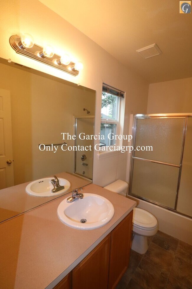 Building Photo - Great 4 bedroom 2.5 bathroom Single Family...