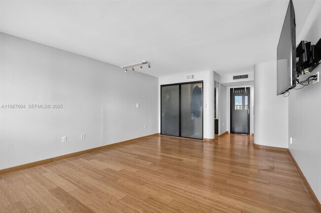 Building Photo - 11 Island Ave