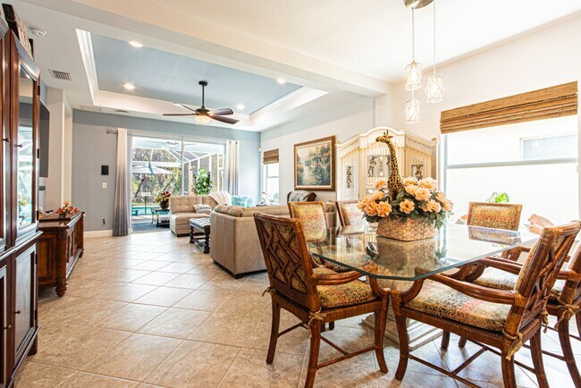 Building Photo - Seasonal Lakeside Luxury Home With Pool in...