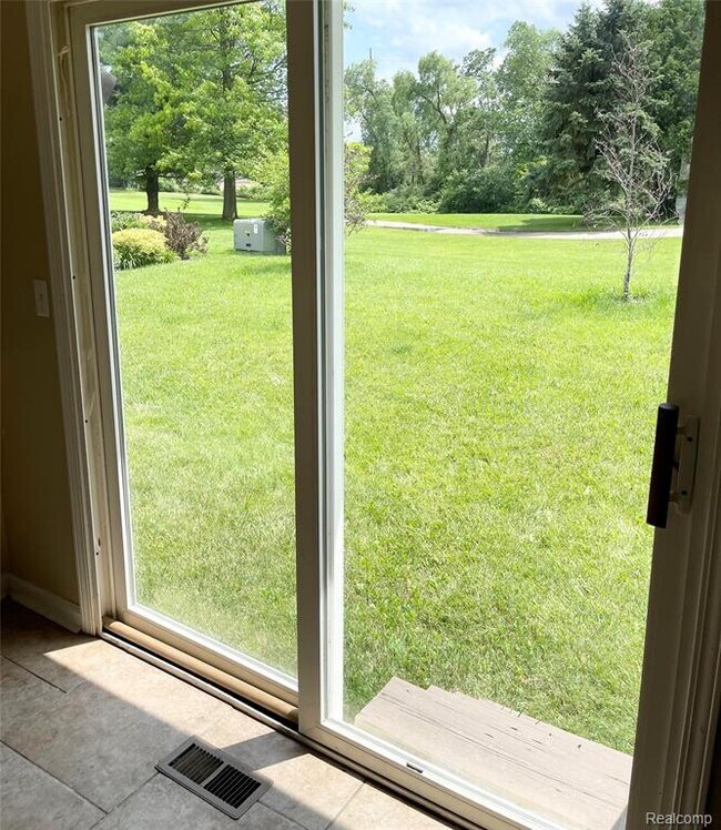 Building Photo - 1215 Oaklawn Dr