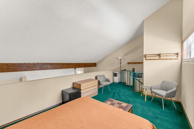 Building Photo - 2600 Valley View Dr