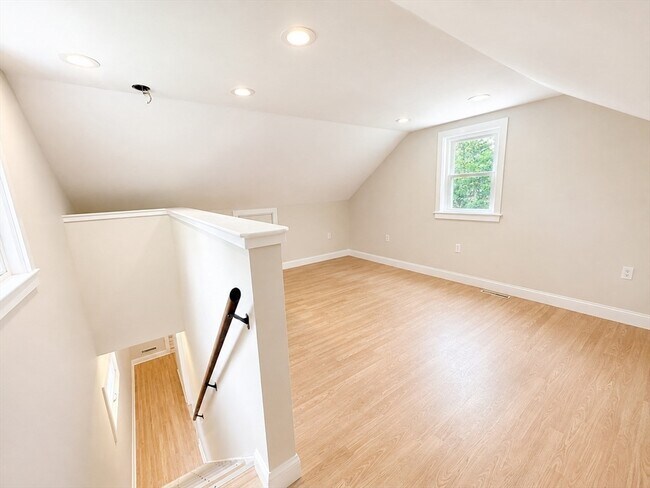 Building Photo - 33 Park Dr
