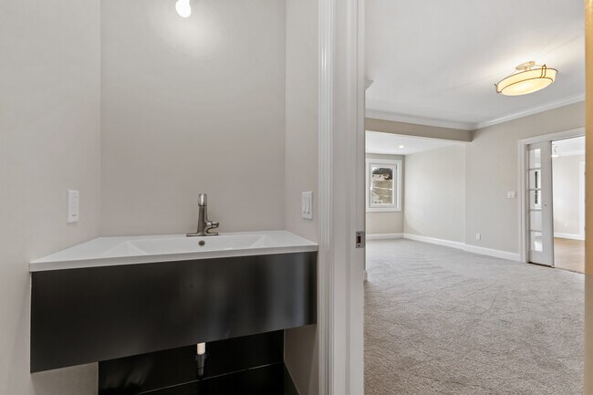 Building Photo - 40 Ledge Ave