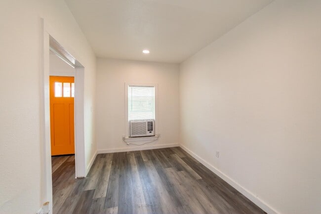 Building Photo - 611 Rochambeau St