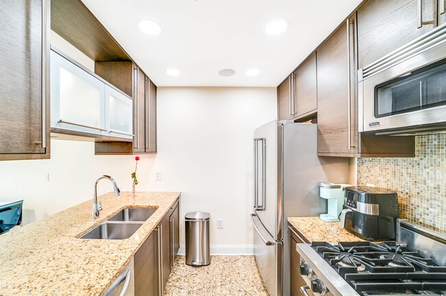 Building Photo - 10 Regent St