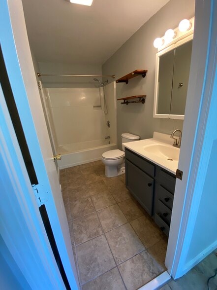 Upstairs main bath, updated vanity, tub/shower combo - 250 Union St