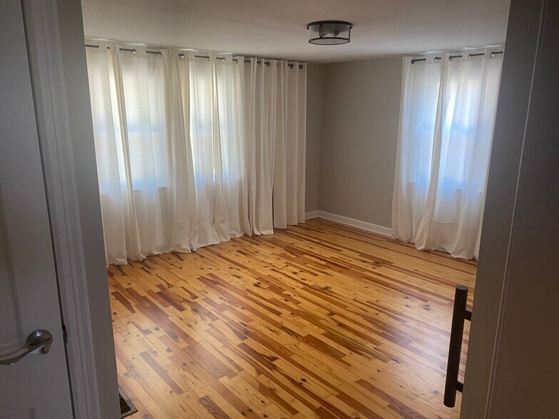 Master bedroom - 644 Mohican Ave