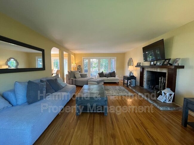 Building Photo - 8422 Fable Ave