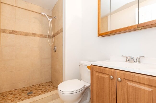 Building Photo - 1 bed, 1 bath, Apartment in Charles Town, WV