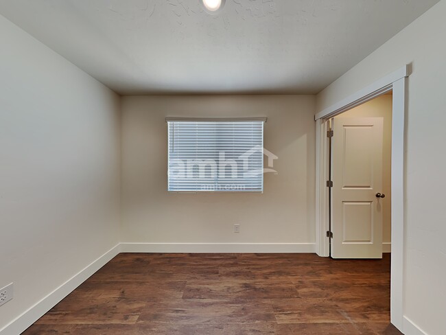 Building Photo - 1317 N Barkvine Ave