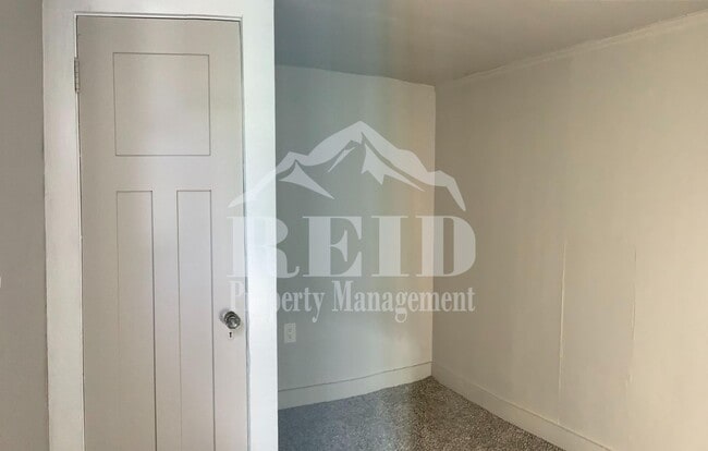 Building Photo - Large home/3bed 3 bath with bonus/office room just outside of PSNS and close to Bremerton Ferry