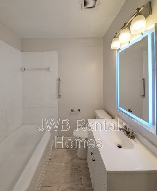 Building Photo - 646 Stanwick Rd