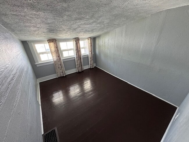 Building Photo - 3 Bedroom, 1 Bathroom Home - Located near ...