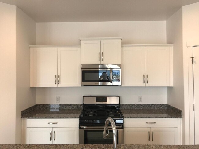 Building Photo - Spacious 4 BR Home with POOL and Clubhouse...