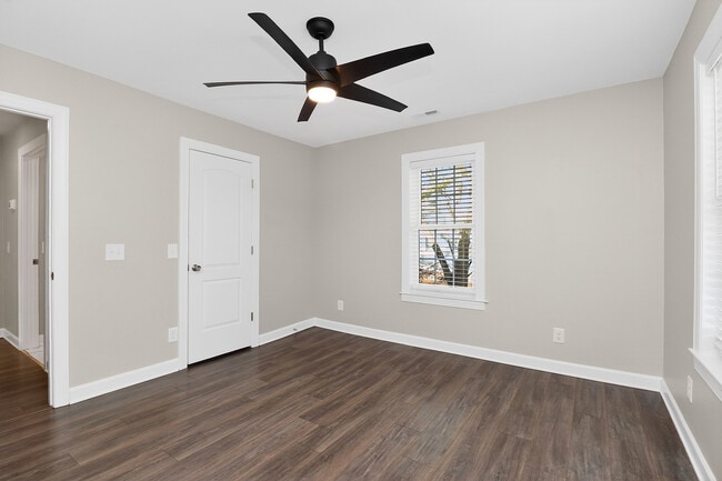 Building Photo - 4044 Dinglewood Ave