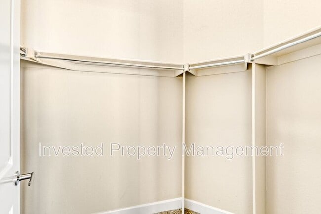 Building Photo - 305 Inverness Way S