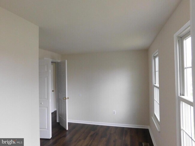 Building Photo - 916 Pointer Ridge Dr