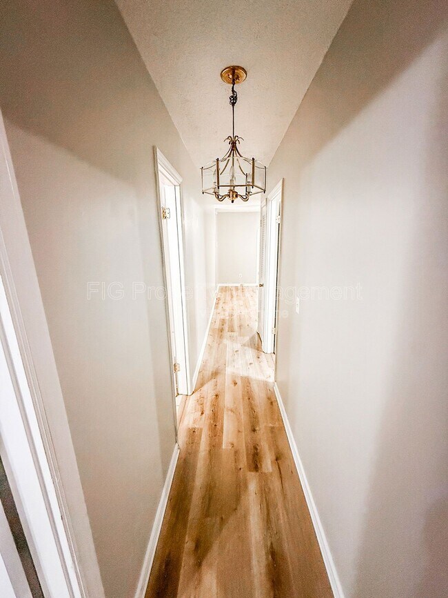 Building Photo - 811 Castleview Cir