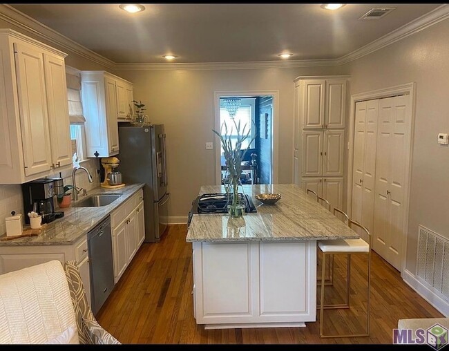 Building Photo - 717 Acadia St