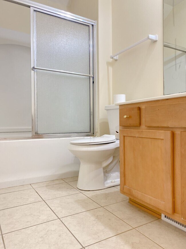 Building Photo - Stunning 5 bedrooms and 3 bathrooms in Wal...