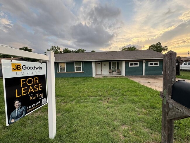 Building Photo - 3520 Roanoke Dr