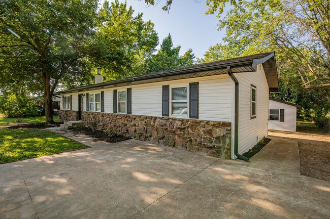 Building Photo - 716 E Sumac St