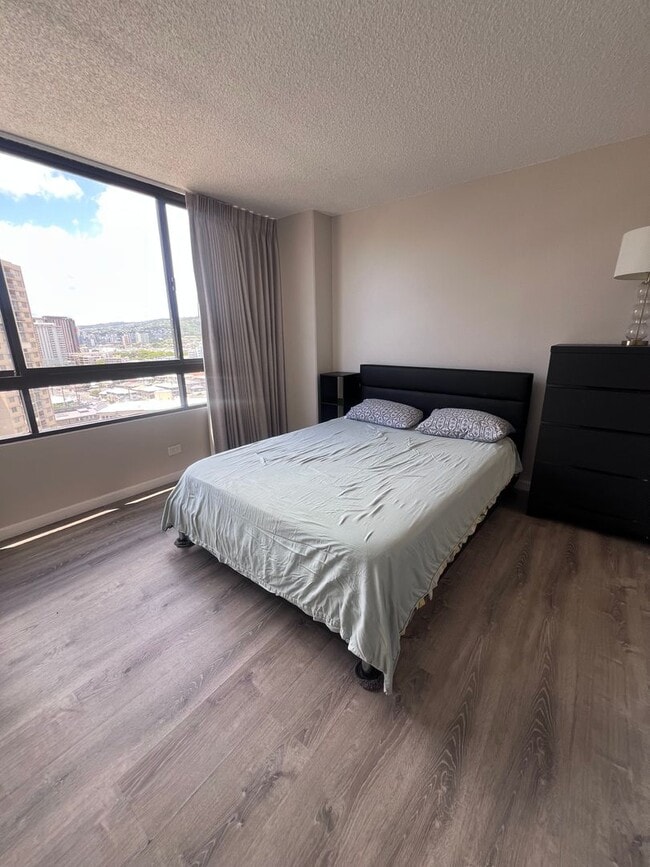 Building Photo - 2 Bedroom, 2 Bath, 2 Parking, AC at Iolani Court Plaza